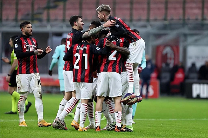 意杯米兰vs都灵，一场红黑与公牛的较量，藏着多少老球迷的青春？